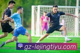 裁判抽筋影响足球比赛的意外时刻
